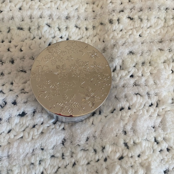 Bath and Body Works candle, snowflakes and citrus ❄️ - Picture 5 of 5